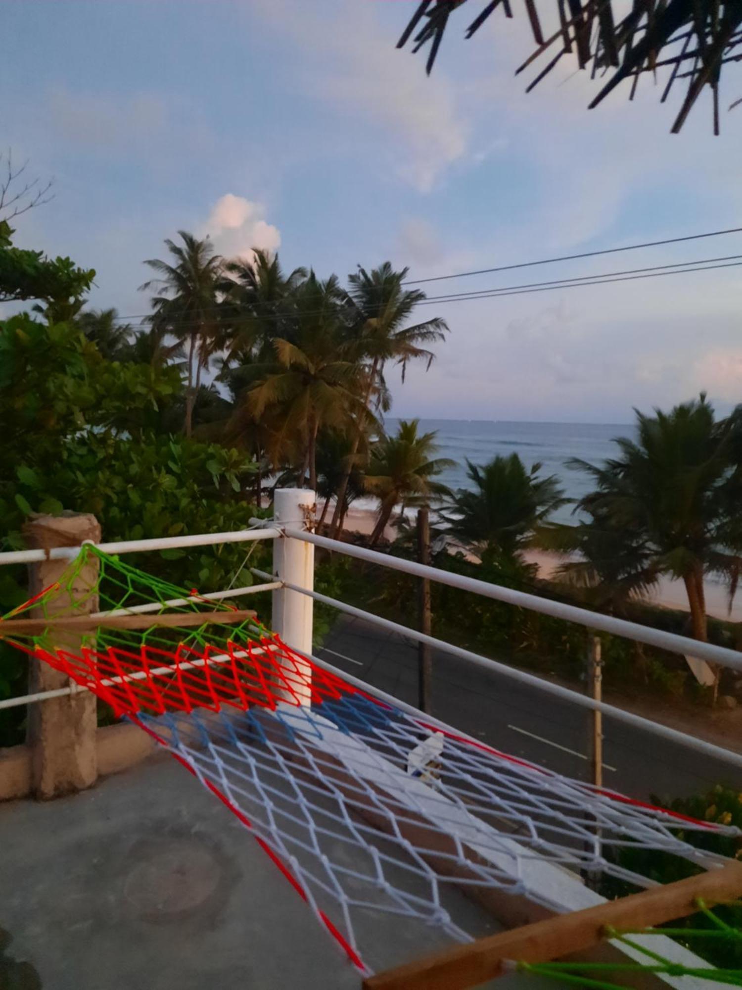 White Surfing Beach Resort Unawatuna Eksteriør bilde