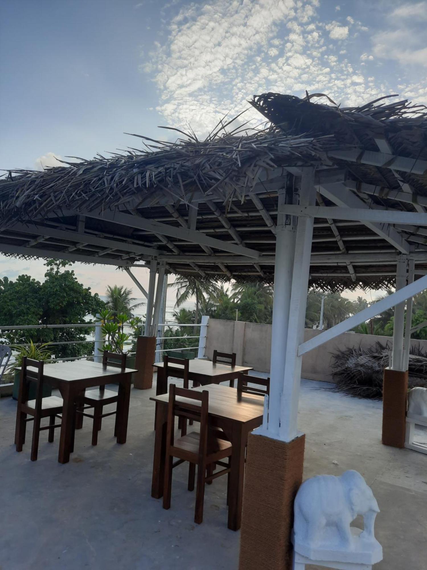White Surfing Beach Resort Unawatuna Eksteriør bilde