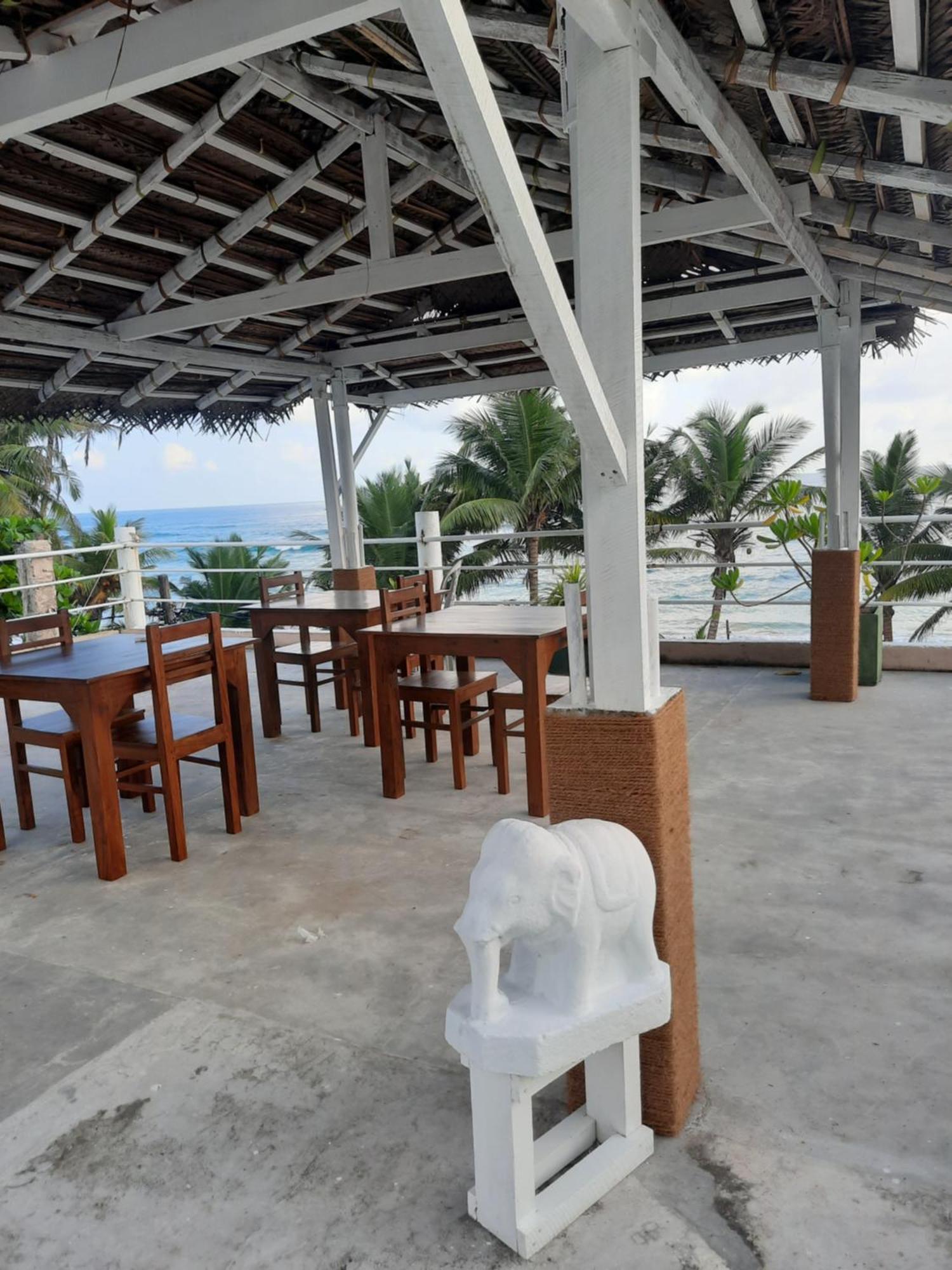 White Surfing Beach Resort Unawatuna Eksteriør bilde