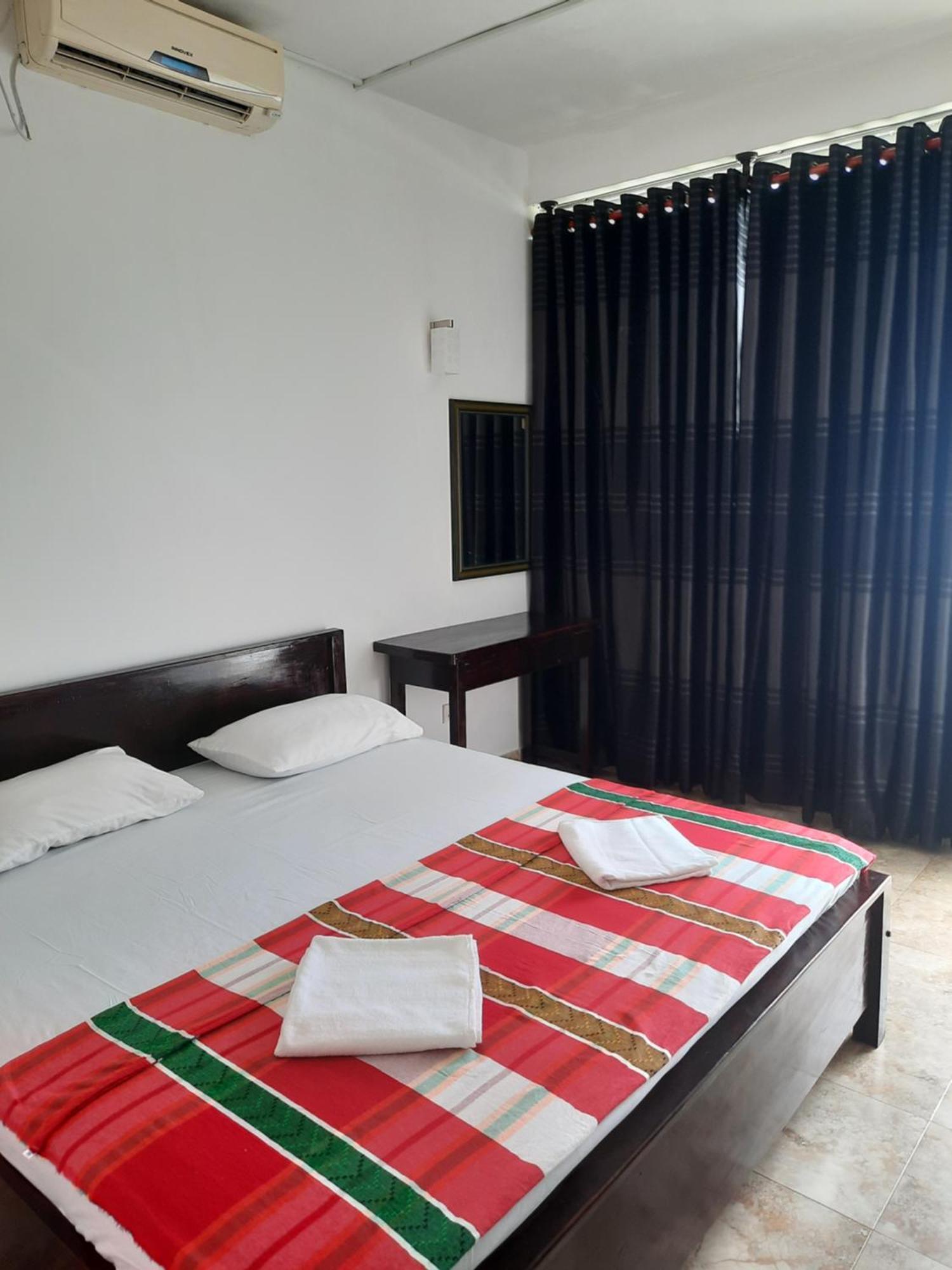 White Surfing Beach Resort Unawatuna Eksteriør bilde