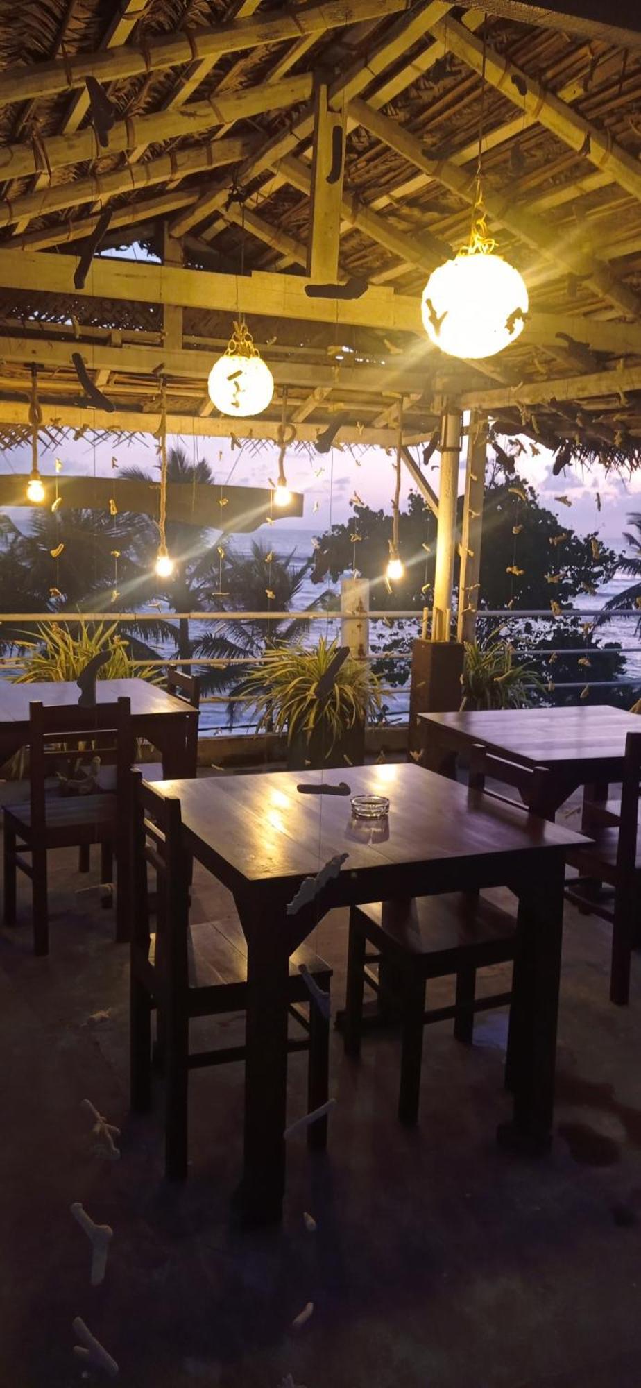 White Surfing Beach Resort Unawatuna Eksteriør bilde